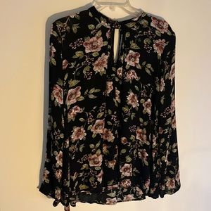 Flowery flow top with key hole front and back like brand new